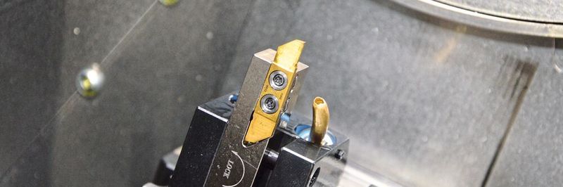 Prozesssicher: Dank stabiler Klemmung mit zwei Schrauben im quadratischen Schaft können die geschliffenen Schneideinsätze sehr tief einstechen und längsdrehen.