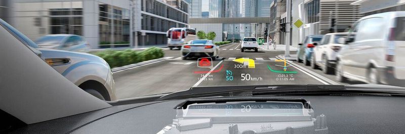 Sichtbar: Head-up-Displays blenden wichtige Informationen direkt in das Sichtfeld des Fahrers auf die Windschutzscheibe. So wird dieser nicht vom Verkehr abgelenkt.