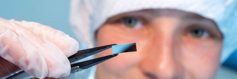 Q.Ant ist es gelungen, Lichtkanäle auf Siliziumchips zu bannen. Die photonischen Chips sollen der Datenübertragung in Quantencomputern dienen.