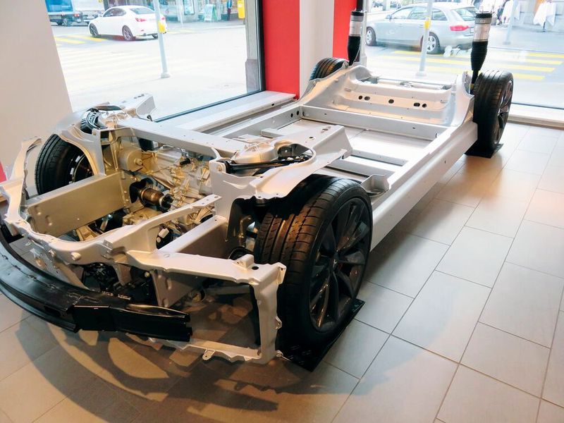 In diesem Tesla- Unterboden sorgen rund 8000 Lithium-Ionen-Batterien für Hochleistungsdaten.