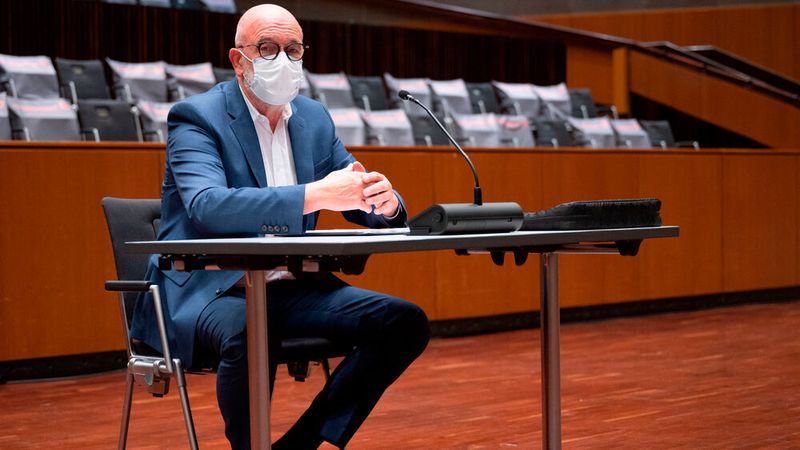 Auch Bernd Osterloh, ehemaliger Vorsitzender des Gesamt- und Konzernbetriebsrats in Wolfsburg, saß als Zeuge im improvisierten Zeugenstand der Stadthalle Braunschweig.
