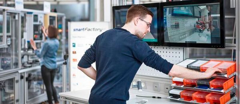 Smart Factory KL baut derzeit eine Shared Production auf drei Standorte verteilt in Kaiserslautern auf und integriert hier bewusst viele Handarbeitsplätze.