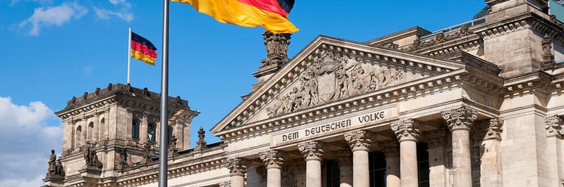Soziale Medien beeinflussen politische Meinungsbildung: Mehr als die Hälfte der befragten Abgeordneten sehen eher Risiken als Chancen für die Demokratie.