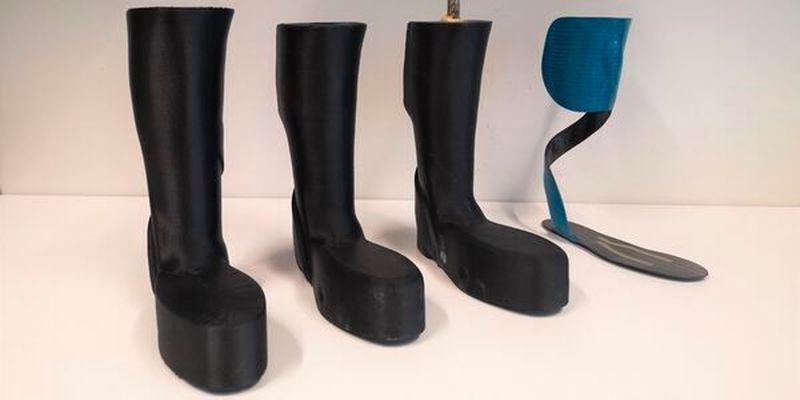 Diese CFRP-Orthesen wurden im 3D-Druck mit dem Material Luvocom-3F-PET-CF-9780-BK gefertigt, welches nach Verwendung dem technischen Kunststoffrecycling zugeführt werden kann.
