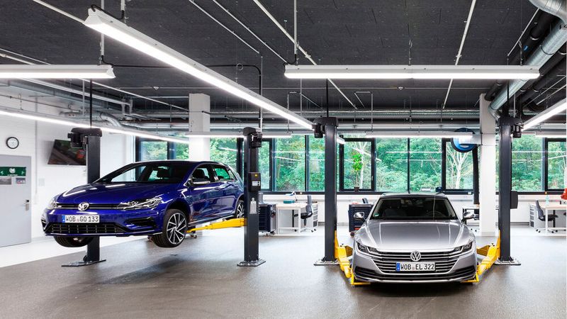 Laut einer Auswertung der Allianz-Versicherung sind die Reparaturen bei E-Autos im Schnitt teurer als bei Benzin- oder Diesel-Fahrzeugen.