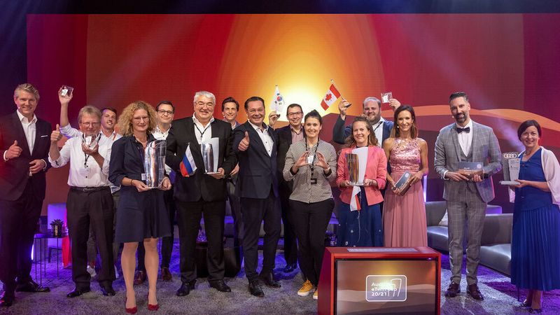 Große Freude bei den Siegern: Vertreter der Siegerteams des E-Twin-Cup 2021 mit Horst Hanschur, Leiter Retail Business Development und Customer Services von Audi (8.v.l.).