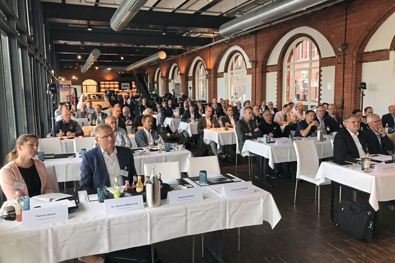 Knapp 100 Teilnehmer waren bei den Hamburger Karosseriebautagen vor Ort. Etwa 40 nahmen digital am Bildschrim teil.