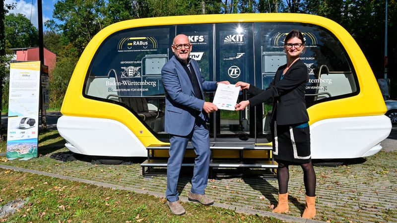Baden-Württembergs Verkehrsminister Winfried Hermann überreichte den Förderbescheid an Projektleiterin Ulrike Weinrich.