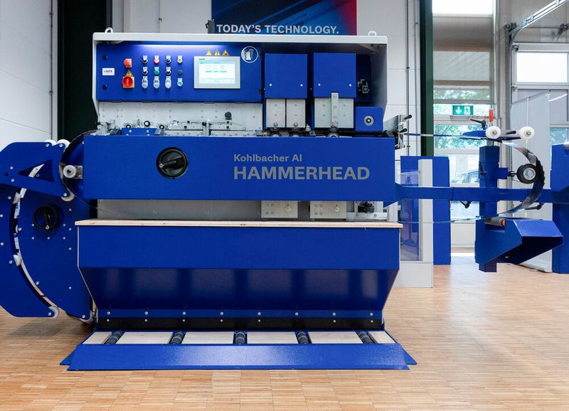 Das vollautomatische Richtzentrum Hammerhead 3000 von der Kohlbacher GmbH ist mit der Automatisierungsmöglichkeit „Ctrl X Automation“ von Bosch Rexroth ausgestattet. Damit übernimmt die Künstliche Intelligenz nun den Job des vormaligen Sägedoktors.