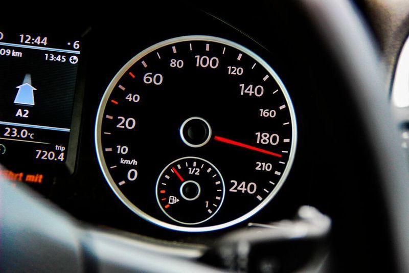 Die Grünen plädieren für ein generelles Tempolimit auf Autobahnen, die FDP ist dagegen.