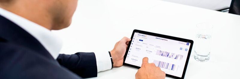 Integrierte Sensoren und eine eigene IoT-Plattform machen es möglich, Daten zur Verbesserung der Wartung zu sammeln und Auffälligkeiten zu melden.