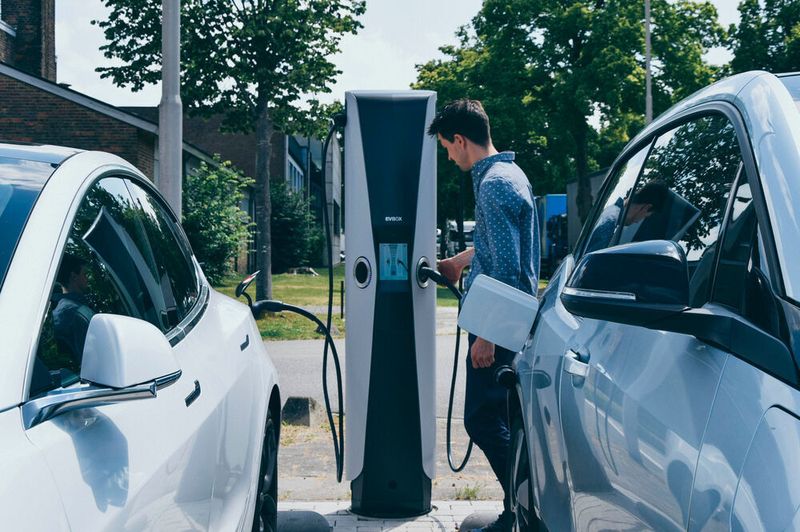 Alle Plätze belegt: In China müssen Autofahrer teils Schlange stehen an den Ladesäulen. Grund ist eine hohe Verunsicherung wegen einer Energiekrise in vielen Regionen des Landes.