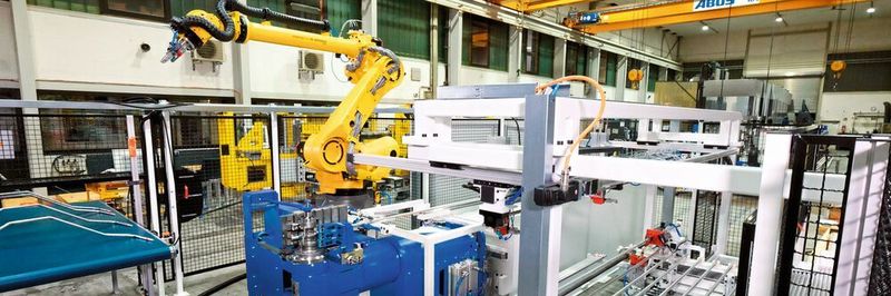 Zur Biegezelle ausgebaut, gewährleistet die CNC 40 Rotary von Schwarze- Robitec einen Gesamtprozess, der alle Arbeitsschritte vor, während und nach dem Biegen hocheffizient miteinander verbindet.