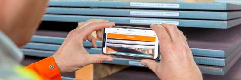 Per Barcode-Scan erhalten Dillinger-Kunden die konkreten Daten aus dem Originalzeugnis-PDF für jedes einzelne Blech.