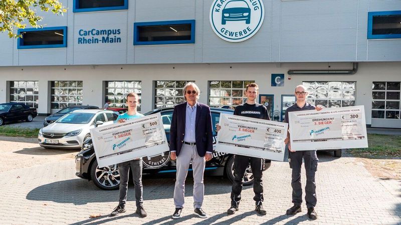 Gratulation und Geldpreise für die erfolgreichen Kfz-Mechatroniker: (v. l.) Jonas Müller, Erich Schneider (Heinz und Gisela Friederichs Stiftung), Maximilian Kolbe und Simon Köhler.