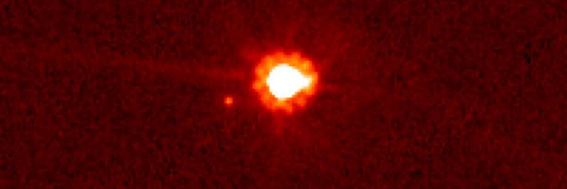Laut Wikipedia wurde am 21. Oktober 2003 ein transneptunisches Objekt entdeckt, das zunächst die Bezeichnung 2003 UB313 erhielt. Die Arbeitsgruppe nannte es jedoch „Xena“ und den dazugehörigen Trabanten „Gabrielle“. Seit dem 13. September 2006 aber heißt das Objekt Eris und der Trabant Dysnomia, hier aufgenommen vom Hubble-Weltraumteleskop im Jahr 2006.