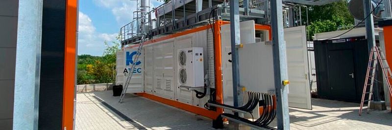 Nach Angaben der Betreiber handelt es sich um die erste Anlage weltweit, die den Flugzeugkraftstoff im industriellen Maßstab synthetisch herstellen kann.