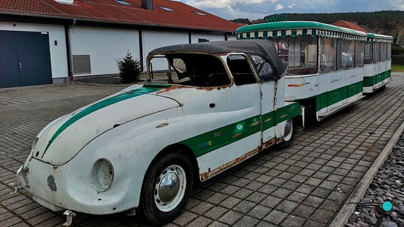 Der Zahn der Zeit hat an diesem Zug mit „Porsche-Lokomotive“ sichtbar genagt. Er ist aber einer der wenigen Überlebenden seiner Art.