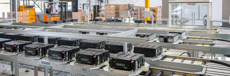 Inside Tesvolt: die Fertigungslinie für gewerbliche Batteriespeichersysteme.
