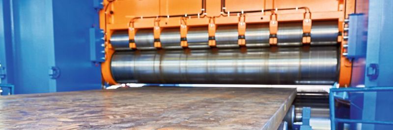 Über 3-Wege-Logikventile angesteuerte Axialkolbenmotoren im geschlossenen Kreislauf treiben die sieben Walzen direkt an. Die hydraulischen Zylinder im offenen Kreislauf verstellen den Walzenspalt und bringen die notwendigen Kräfte auf.