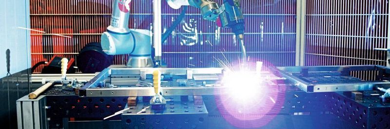 Mithilfe entsprechender Aufsätze schweissen Cobots mit höchster Präzision. Die von ihnen hinterlassenen Schweissnähte bedürfen oft keiner Nachbearbeitung, was den Fertigungsprozess beschleunigt.