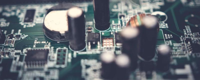 Licht und Schatten: Im ersten Halbjahr 2021 hat sich die EMS-Branche stark erholt. Doch besonders kleinere EMS-Hersteller werden in den nächsten Monaten zu kämpfen haben.