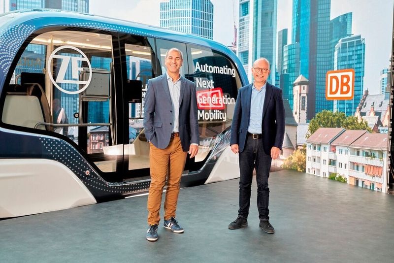 Torsten Gollewski, Leiter Autonomous Mobility Systems von ZF (links) und Frank Klingenhöfer, Vorstand DB Regio Bus.