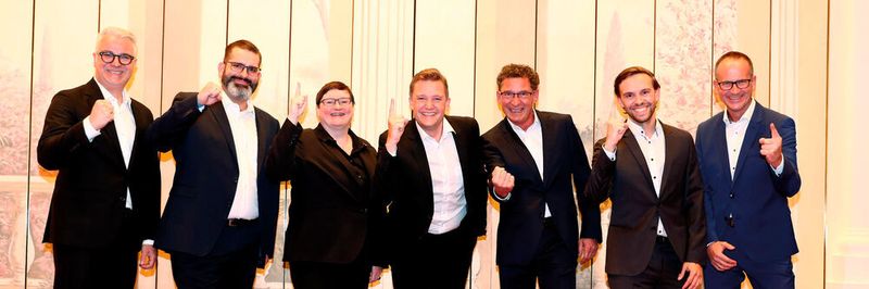 Von links: Christoph Lösch (Estos) Thomas Weiß (Teamfon), Barbara Mauve, Florian Buzin, Jürgen Signer (alle Starface), Michael Brand (Maxburg), Florian Bock (Estos) freuen sich über die Zusammenarbeit.