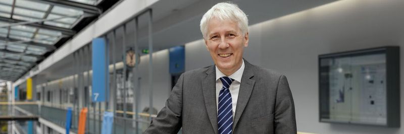 Prof. Knoll leitet den Lehrstuhl für Robotik, Künstliche Intelligenz und Echtzeitsysteme.