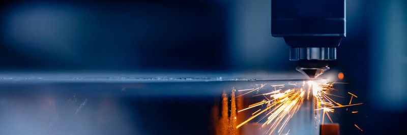 Der deutschen Industrie fehlen Rohstoffe. Die Folge: die Produktion bricht trotz gefüllter Auftragsbücher merklich ein.