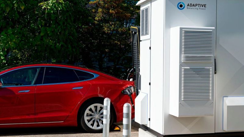 Laut ABP können mit dem Hochleistungsspeicher Elektrofahrzeuge mit einem üblichen 63-Ampere-Starkstrom-Anschluss in nur wenigen Minuten für die nächsten 100 Kilometer geladen werden. Eine fast vollständige Ladung des Fahrzeuges soll 20 bis 30 Minuten dauern.