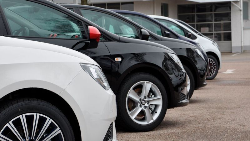 Die Zahl der Pkw-Neuzulassungen ist weiter auf Talfahrt – in den Marktsegmenten ist die Entwicklung nur graduell unterschiedlich.
