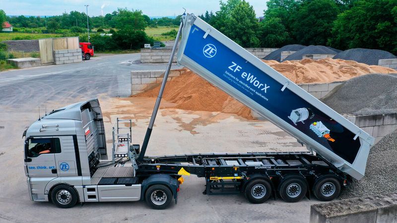 ZF testet seine E-WorX-Lösungen bereits praktisch mit einem Kipplaster.