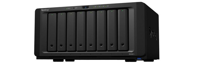 Synology bietet seine beliebten und weit verbreiteten Desktop-NAS-Systeme unter der Bezeichnung „DiskStation“ (DS) an – hier das Modell DS1821+ mit acht Einschüben.