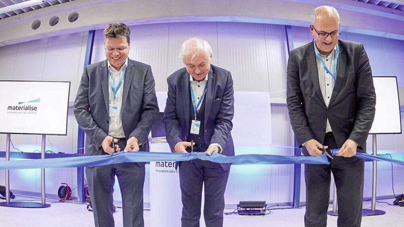 Mit einem feierlichen Akt wurde das Gebäude von Bremens Bürgermeister Dr. Andreas Bovenschulte in Begleitung von Materialise-Gründer und CEO Fried Vancraen und Marcus Joppe, Geschäftsführer der Materialise GmbH, (v.r.n.l.) eröffnet.