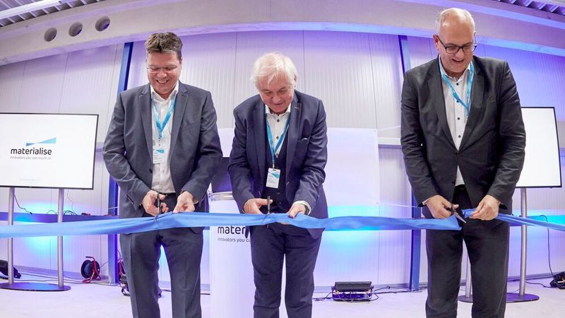 Mit einem feierlichen Akt wurde das Gebäude von Bremens Bürgermeister Dr. Andreas Bovenschulte in Begleitung von Materialise-Gründer und CEO Fried Vancraen und Marcus Joppe, Geschäftsführer der Materialise GmbH, (v.r.n.l.) eröffnet.