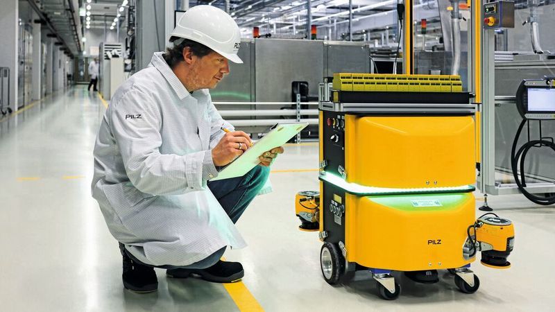 Mit dem auf fahrerlose Transportsysteme zugeschnittenen Dienstleistungspaket von Pilz erhalten Anwender unter anderem internationale Konformitätsbewertung und Schulungen.