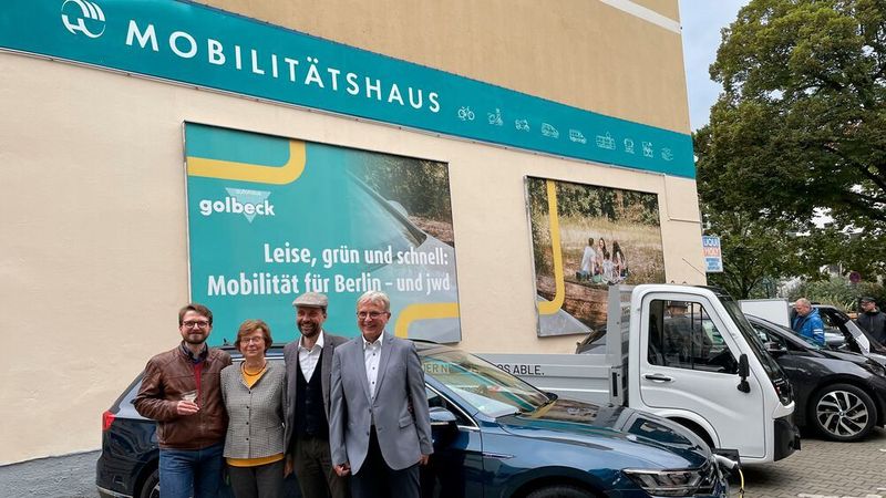 Die beiden Generationen des Autohauses Golbeck vor dem Mobilitätshaus, das zentral in Berlin liegt.