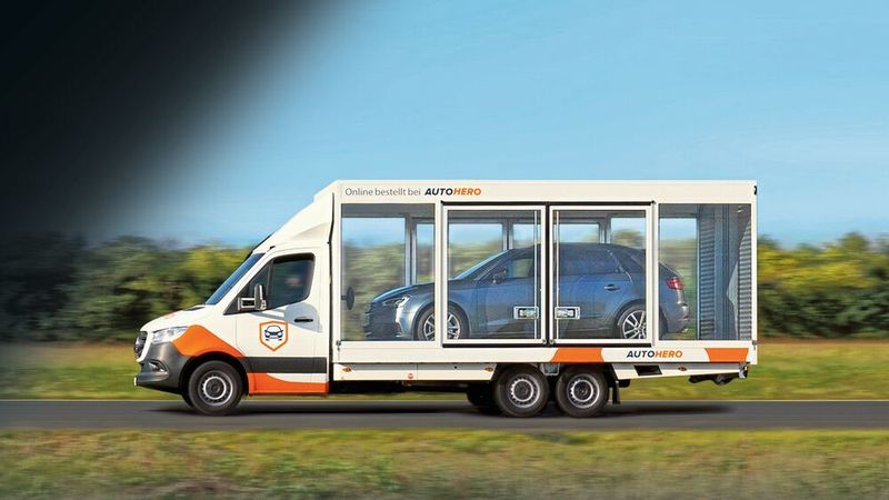 Eher Marketingidee als technische Notwendigkeit: Autohero stellt Kunden Fahrzeuge im gläsernen Transporter zu. E-Commerce-Anbieter bringen sich als Wettbewerber des Handels in Stellung.