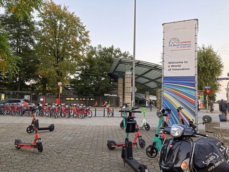 Vor dem Kongress wartet ein Angebot an Mikromobilen auf die Besucher für die Weiterfahrt.