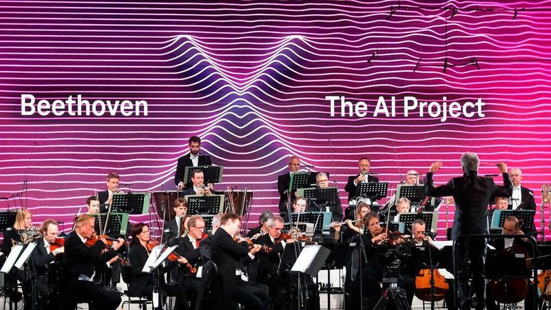 Das Beethoven Orchester Bonn unter der Leitung von Generalmusikdirektor Dirk Kaftan präsentierte die 10. Sinfonie. 57 Musikerinnen und Musiker an 18 unterschiedlichen Instrumenten standen gemeinsam mit dem Organisten Cameron Carpenter auf der Bühne.