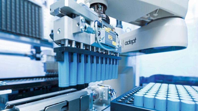 Das Handling von Zellen ist eine Kernkompetenz für die Batteriemodulherstellung.