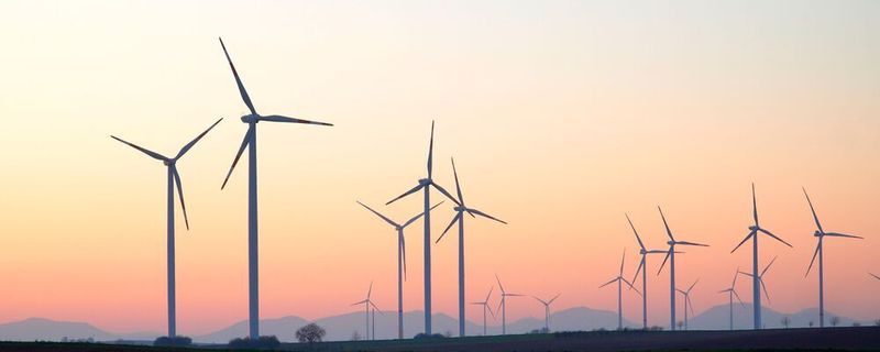 Morgendämmerung: Für den Ausbau der Erneuerbaren Energien sind Leistungshalbleiter unersetzlich – wie auch für viele andere Märkte.
