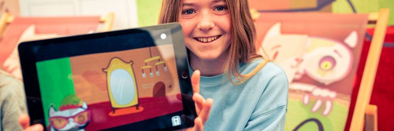 Die Spiele-App „Katze Q – ein Quanten-Adventure“: Gemeinsam mit der halb toten Katze Q und Schrödingers Urenkelin Anna lässt die App Spieler eintauchen in die rätselhafte Quantenwelt.