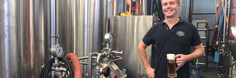 Karl Veiss, Eigentümer von Jindabyne Brewing, vor der neuen Zentrifuge Brew 20.