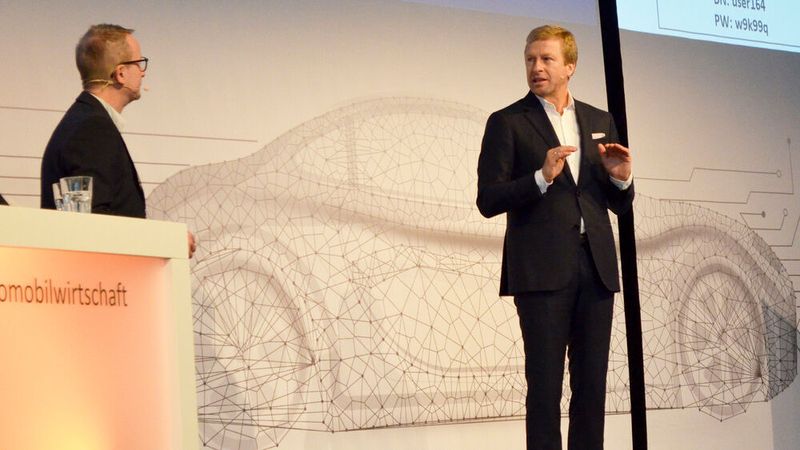 IFA-CEO Prof. Stefan Reindl (links) im Gespräch mit BMW-Chef Oliver Zipse.