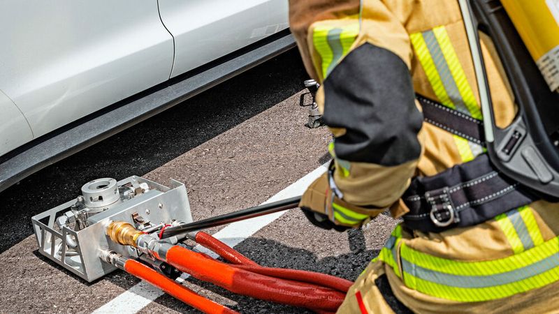 Rosenbauer hat ein neuartiges Löschsystem für E-Autos entwickelt.