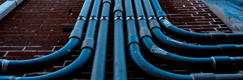 Im Zuge einer CI/CD-Pipeline durchläuft eine Software oder deren Fragmente eine Reihe von Phasen und automatisierten Schritten.