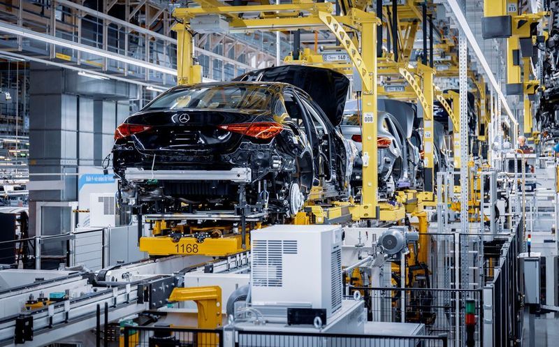 Die Produktionsstopps der Hersteller belasten die Automobilzulieferer massiv.