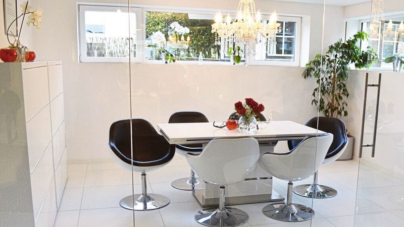 Bernegger in Rosenheim ist beim Thema Kundenzufriedenheit in den Hersteller-Rankings seit Jahren meist vorne dabei – im Bild ein liebevoll eingerichtetes Besprechungszimmer im Stammhaus.